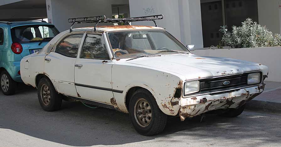 We Buy Cars 24/7 services displaying junk vehicles in Melbourne for cash offers and eco-friendly disposal solutions.